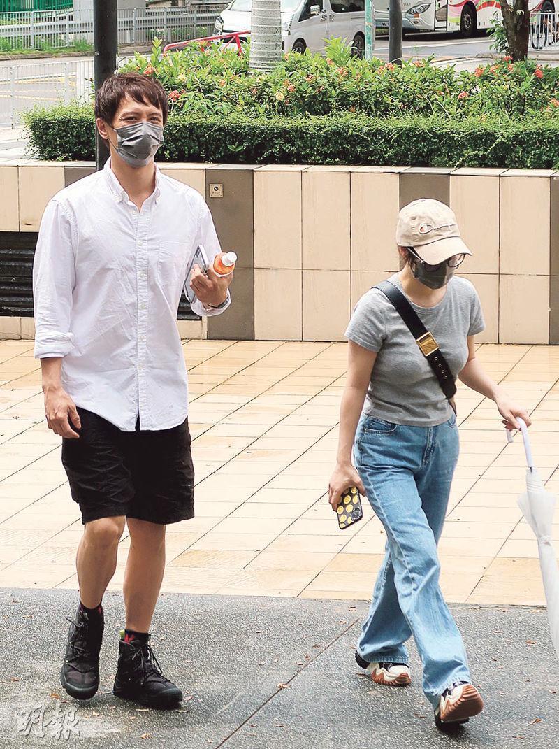 周永恆（左）昨日由太太陳薇陪伴到屯門裁判法院，後者見記者即急步直入法院。（攝影／記者：柯美）