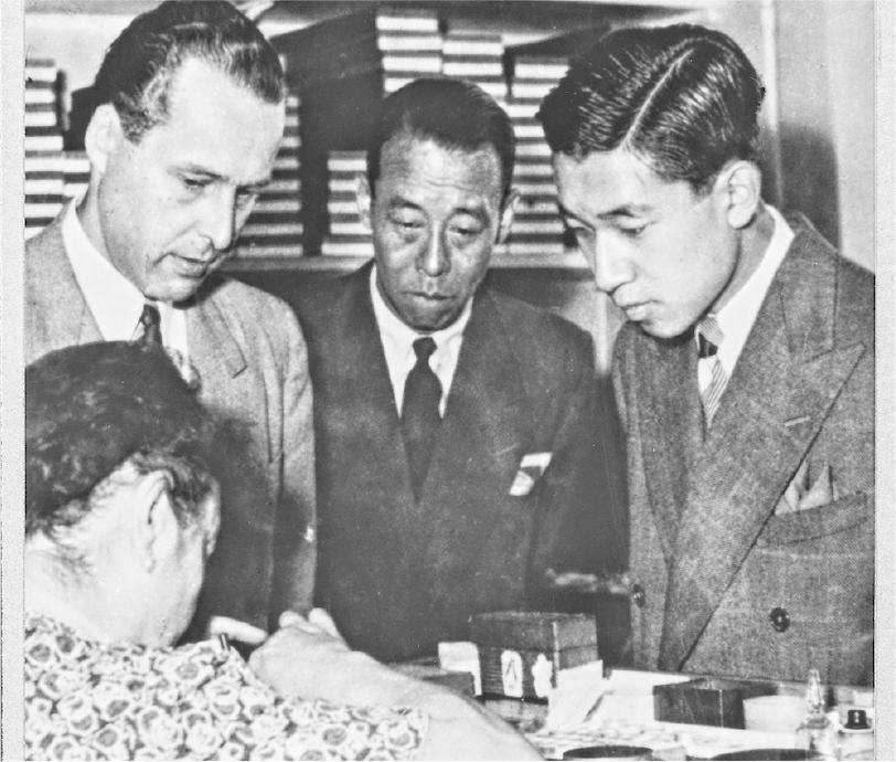 明仁到訪--品牌跟日本甚有淵源，1953年，當時身為皇太子的明仁（右一）曾到訪品牌專賣店及製表工坊。（品牌提供）