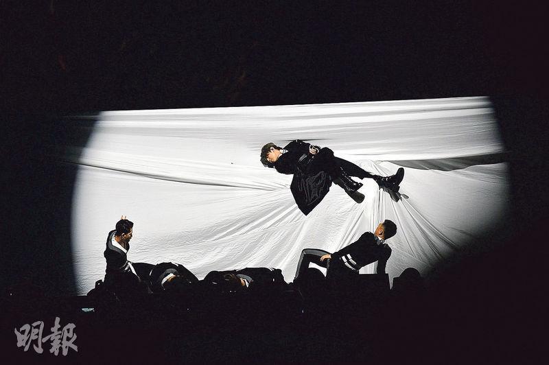 姜濤側躺在長白布上，由多名舞者托起，營造凌空視覺。（攝影：劉永銳）