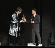 Jan叮囑姜濤要努力繼續成為「我最喜愛的男歌手」，令他可繼續做頒獎嘉賓。（劉永銳攝）