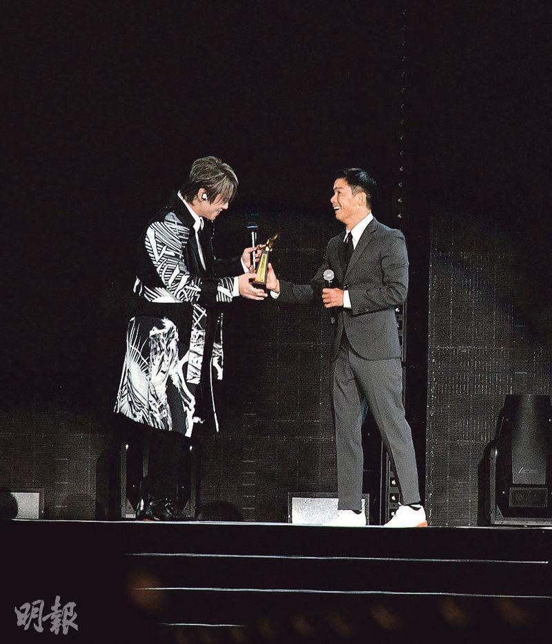 林海峰（右）搞笑叫姜濤頒「我最喜愛的頒獎嘉賓」給他，然後扮O嘴。（攝影：劉永銳）