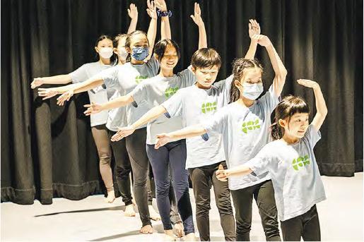 小學生參與——《屎撈人——愛便便愛》由超過40名團內專業舞蹈藝術家和CCDC舞蹈計劃中的大、中、小學生學員共同創作及演出，圖為小學組成員賣力練習綵排。（Carmen So攝，主辦單位提供）