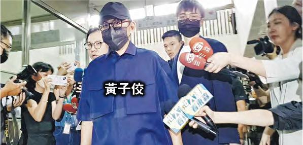 黃子佼現身台北地檢署被傳媒追訪，對提問不發一言。（中國時報）