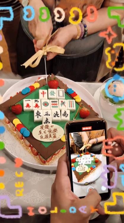 馮素波獲贈麻將枱形的生日蛋糕。（馮素波Ig片段截圖）