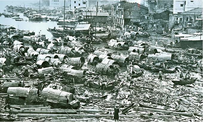 1962年「溫黛」襲港，是香港數十年以來傷亡最慘重的一次颱風。圖為「溫黛」對筲箕灣一帶造成嚴重破壞。(香港政府檔案處圖片）