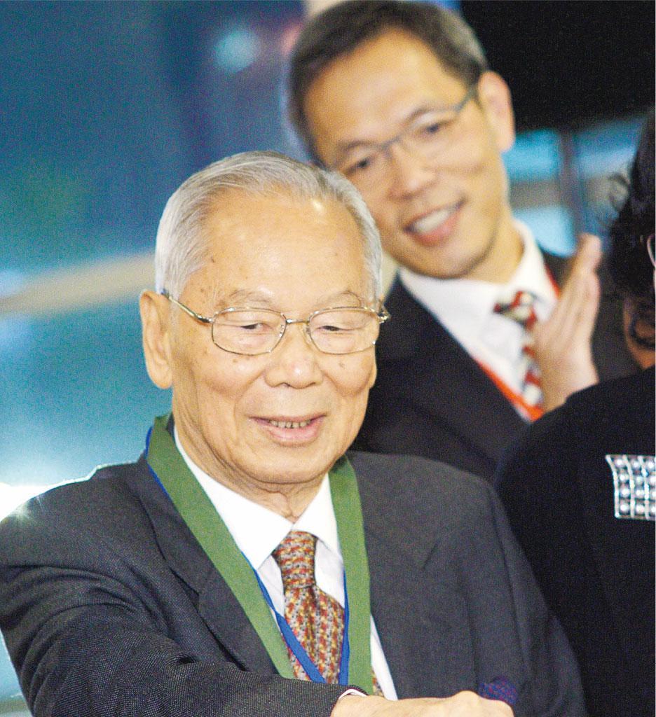 良師啟發——劉澤星（後）與達安輝教授（前）出席香港醫學專科學院20周年紀念活動。他學醫與從醫歷程深受達安輝教授啟發，獲益匪淺。（作者提供）