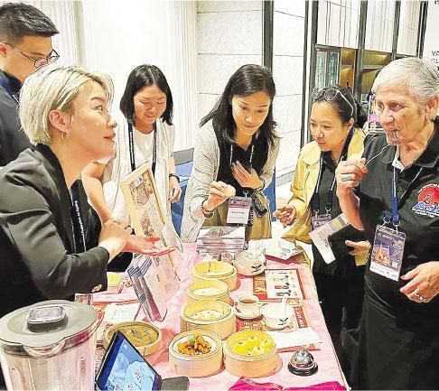 軟餐點心——香港代表以泰國食材製作軟餐點心，把軟餐文化介紹給世界各地的學者，展示香港的安老創新意念。（作者提供）