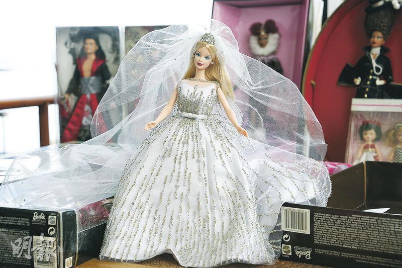 優雅迷人——Mattel為慶祝進入千禧新世紀而推出Millennium Bride，穿上一襲白色婚紗的Barbie優雅迷人，上百粒Swarovski水晶與亮片從上半身延伸到裙襬。（楊柏賢攝）