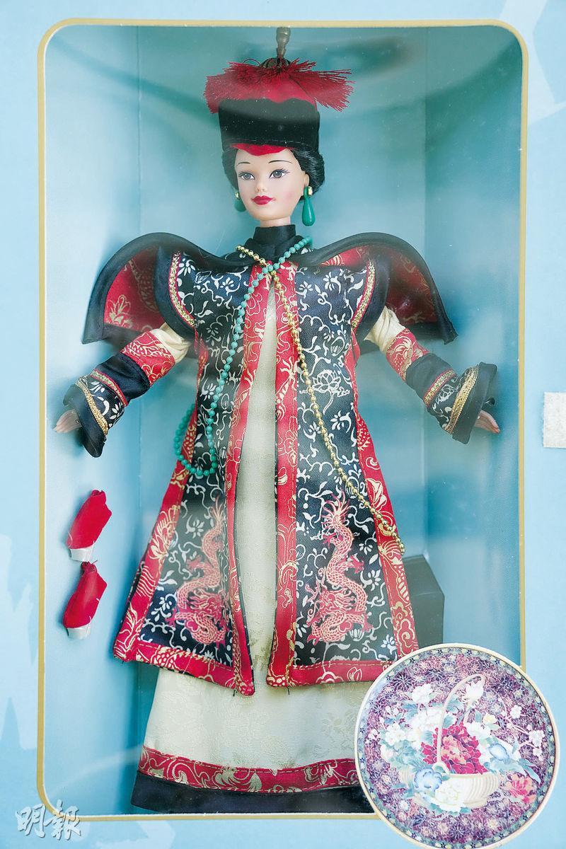 Chinese Empress——年份：1996年；這款Barbie屬於Great Eras Collection之一，服裝以慈禧太后為藍本而設計。Barbie一身清朝皇族打扮，頭頂朝冠，身穿繡上四爪蟒的朝服，胸前各一條玉石色、一條金色的朝珠長度及膝，反映其崇高地位。Mattel翌年在香港推出九七回歸紀念版本，除了包括這款清朝Barbie之外，還有一枚印有清朝Barbie頭像的紀念幣和一張證書。（楊柏賢攝）