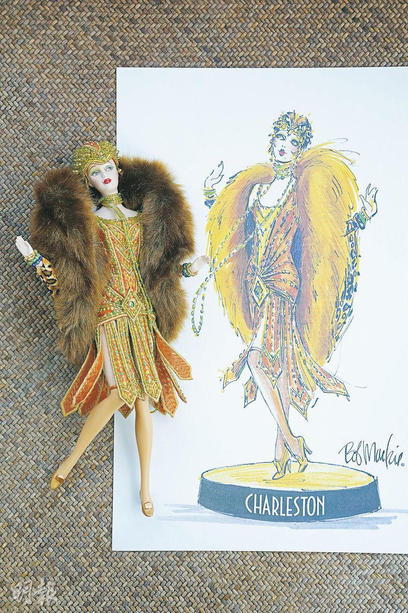 The Charleston——年份：2000年；很多人都認為Barbie只是塑膠娃娃，Mattel為了那些只認可陶瓷材質具收藏價值的藏家，推出陶瓷製Barbie，數量比起一般收藏系列少，平均只生產1萬個。方安妮10多年前在紐約的網絡拍賣會上投得這款由設計師Bob Mackie設計的陶瓷Barbie Charleston。舞者披上豹紋絨毛披肩，穿上綴滿珠飾的橙黃禮服，愉快地踏着1920年代流行的Charleston舞步。這款Barbie是她藏品中價格最高的，但她早已忘記當年的花費；今時今日這款Barbie在外國網站售價折合為約4000港元。（楊柏賢攝）