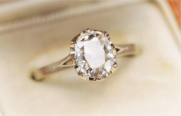 獨特切割——陳業重視每一個打造鑽飾的步驟，於全球鑽石切割師手上蒐羅獨特切割的鑽石，這枚便是以仿舊礦切割鑽石製作的戒指。（受訪者提供）