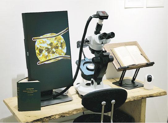 專業顯微鏡——展廳中放置了珠寶商的顯微鏡。參觀者可以透過儀器欣賞鑽石，了解當中的形狀和細節。（受訪者提供）