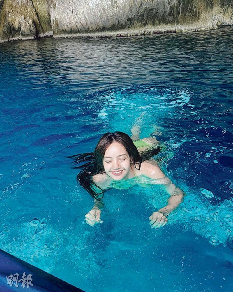 Lisa透過社交媒體公開海外度假的游泳照，網民懷疑照片由富商男友拍攝。