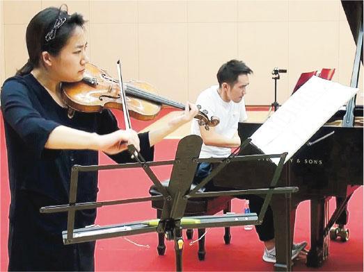現場錄製——拿索斯較少推出香港音樂家的唱片，惟在2015年，香港鋼琴家李偉安（右）與韓國小提琴家Hyejin Chung（左）曾在科大的演奏廳錄製Naxos唱片。（受訪者提供）