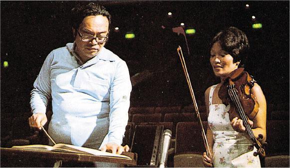 錄製《梁祝》——海曼妻子西崎崇子（右）在1978年錄製《梁祝小提琴協奏曲》，她之後亦推出多張《梁祝小提琴協奏曲》唱片。（受訪者提供）