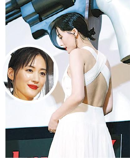 穿著白色露背裝的綾瀨遙現身戲院，為主演新片《Revolver Lily》宣傳。