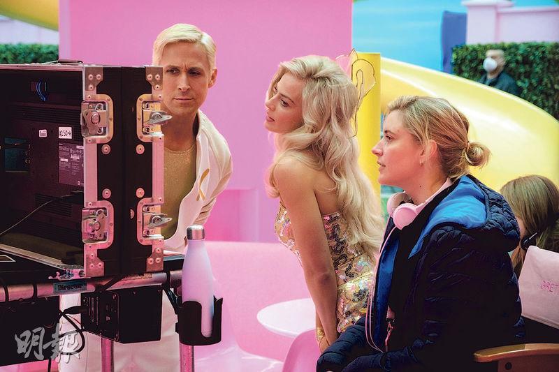 《Barbie芭比》姬達嘉域（右）正式成為美國歷來最賣座的電影女導演。