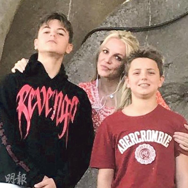 Britney Spears（中）的兩名兒子Jayden與Sean本月初隨父親遷居夏威夷，據悉當時沒有向Britney道別。