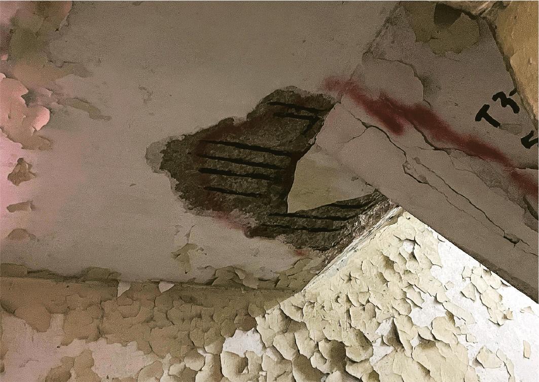 日前兩度有物件墜落的旺角新興大廈內部一隅，牆身發霉、石屎剝落、鋼筋外露生鏽，極目有如一幅怪異的天然塗鴉。