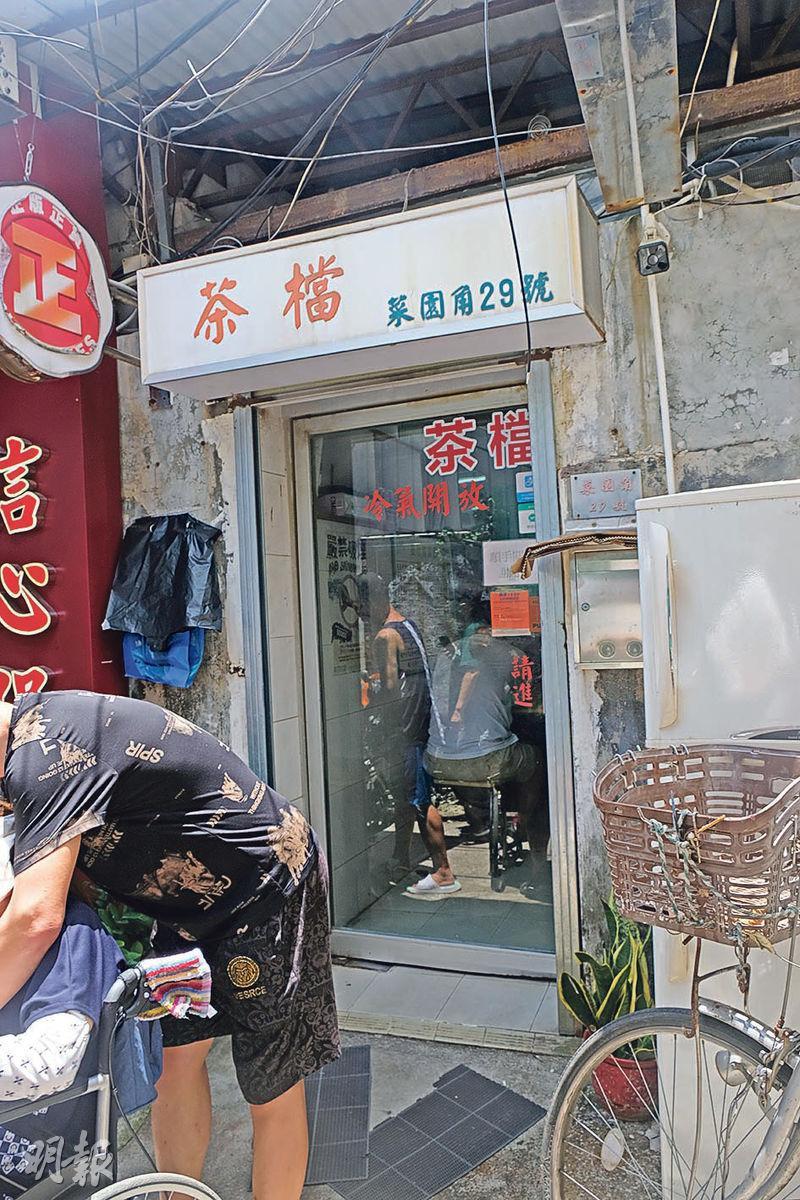 這間食店在香港不見人提及，但在內地網站的地圖有標示。阿聰形容這可能是全港最多內地游客的食店。食店的外賣電話兼有香港和內地號碼。（梁雅婷攝）