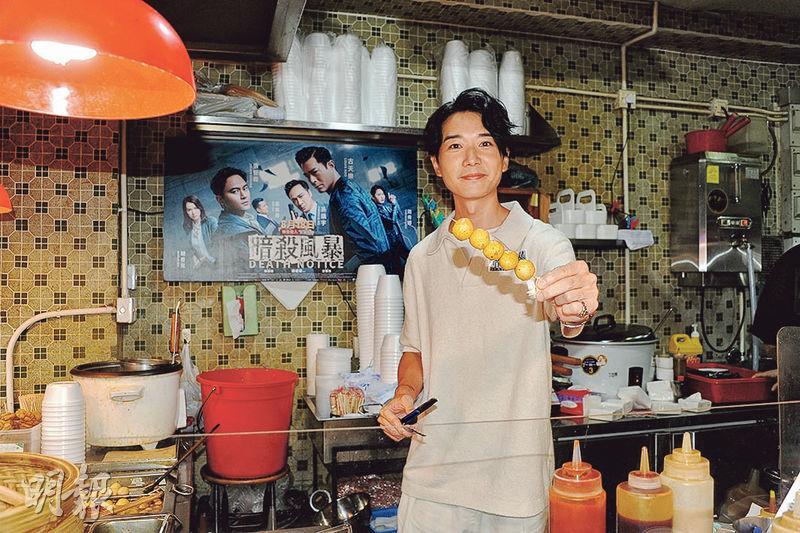 蔡瀚億昨日到旺角宣傳新戲《暗殺風暴》，請市民免費食魚蛋及飲檸茶。（攝影/記者：陳釗）