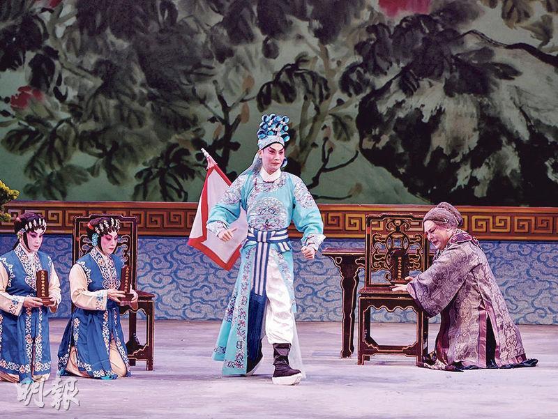 梁煒康反串演惡家婆（右），這幕與王志良合演《從軍別母》出動9個神主牌增加戲劇感。