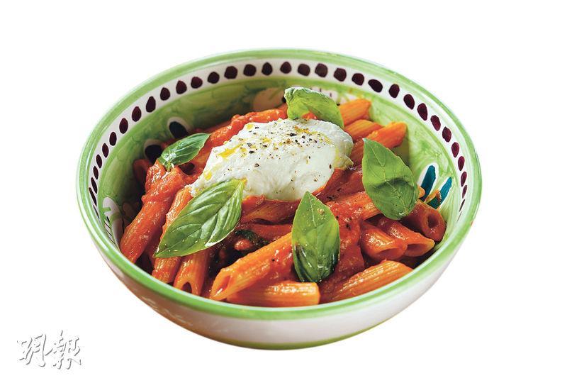為了呈現那不勒斯風味，Penne al pomodoro的番茄醬也是選用來自那不勒斯的去皮番茄製成，經過廚師的烹煮，味道簡單地道。（$238）（黃志東攝）
