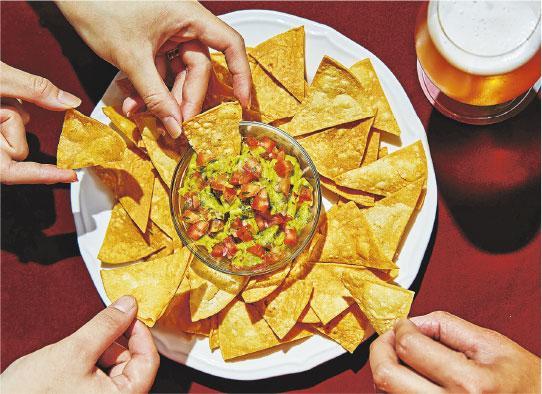 Guacamole & Chips——這個牛油果墨西哥脆片，吃到牛油果的細膩質感，又兼具番茄莎莎的清新氣息，令人忍不住多吃兩片。（$160）（餐廳提供）