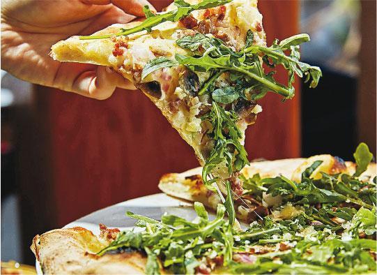 Antinori pizza——薄餅香脆，有麵粉香，配料也豐富：香草豬肉香腸、水牛芝士、蘑菇、芝麻菜和陳年巴馬臣芝士等，滿口滋味。（$220）（餐廳提供）