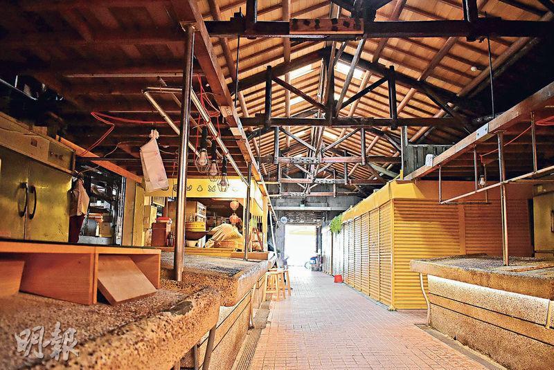 有70年歷史的鹽一市場去年完成翻新，拆去多年前加設的天花板和層架，回復原有的山形木構屋頂，引入自然光。（張淑媚攝）