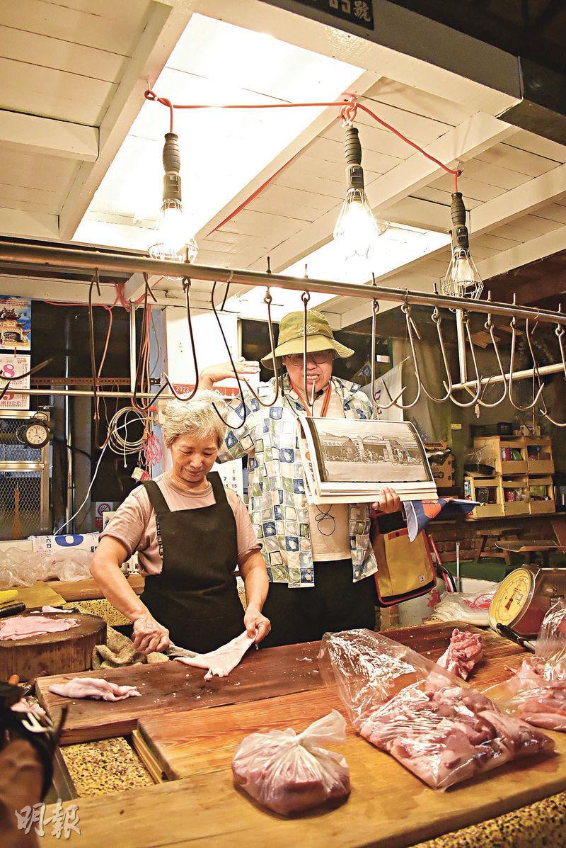 洪阿姨（左）經營的豬肉檔是街市現存最悠久的攤檔。（張淑媚攝）