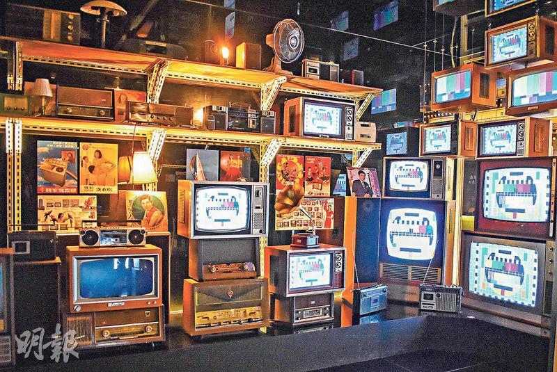 展區「時光電器行」放有多台「大牛龜」電視，播放《超級星光大道》、《五燈獎》等綜藝節目片段。（張淑媚攝）