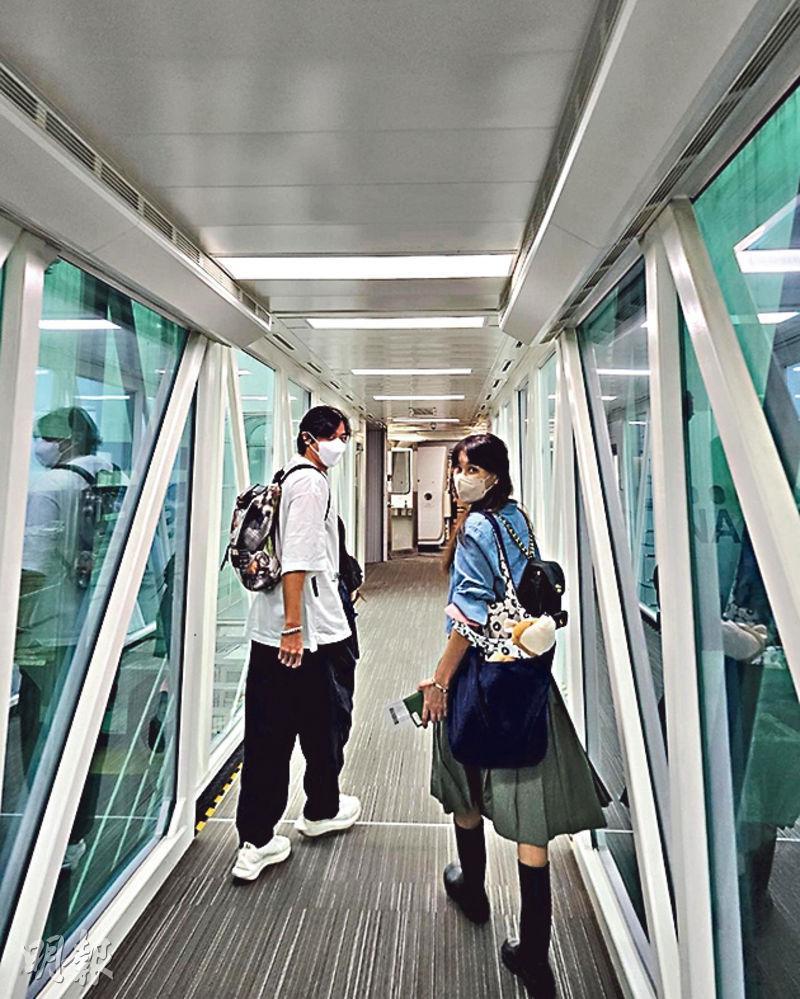 張東健（左）偕妻高素榮（右）登機赴日旅行，被網民狠批此舉不愛國。