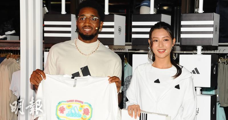 「籃球女神」譚旻萱向NBA球星Donovan Mitchell送上印有香港字眼的Tee。（陳釗攝）