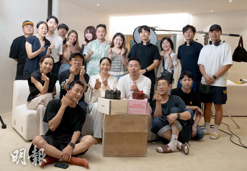 林嘉欣獲品牌負責人送上韓式生日蛋糕，拍攝團隊又合唱韓語生日歌。（大會提供）