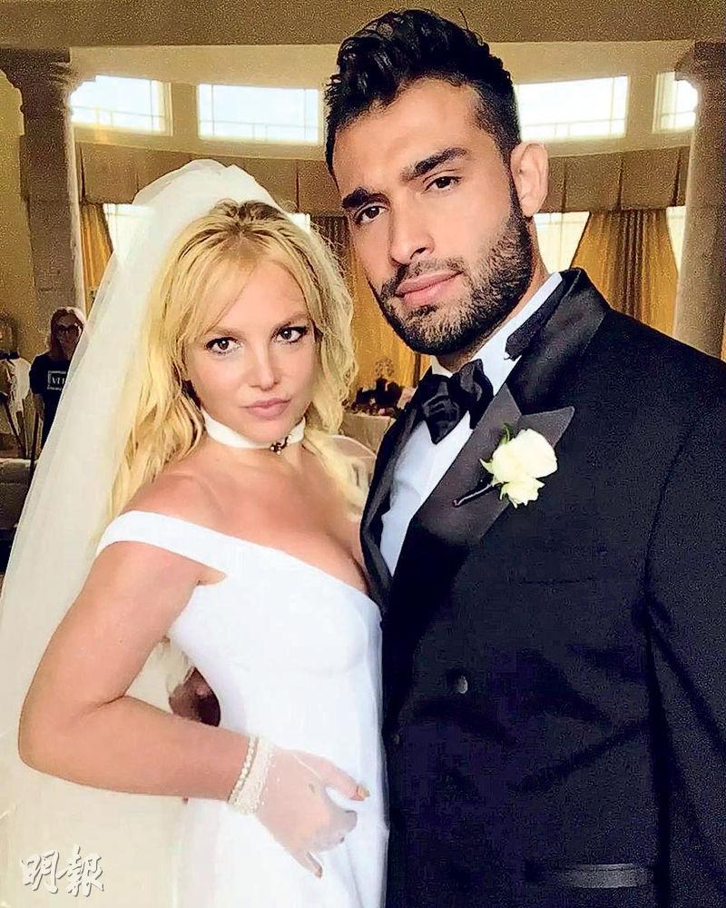 Sam Asghari（右）入稟申請與Britney Spears（左）離婚，稱上月28日兩人已經分開。
