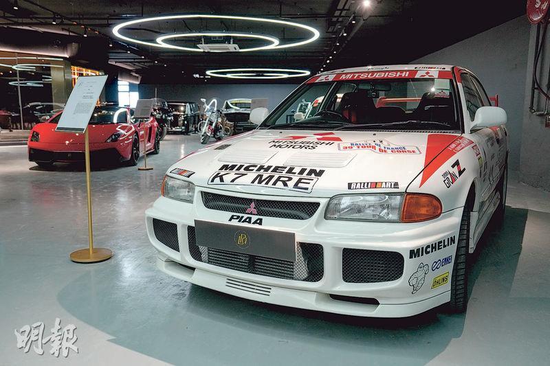 Mitsubishi Lancer Evolution III 拉力賽王者——生產年份：1995至1996年 特色：香港車迷稱為「蘆筍」的Evolution系列，至今共推出十代，其中第三代由於綜合性能及各方面表現最平均，故最受歡迎。外形特點是加大了車頭兩邊的入風口，定風翼的面積亦增大以加強行駛時氣流所產生的下壓力，造型更有戰鬥格。Tony說這款車曾勝出多項拉力賽，他亦曾在1990年代駕駛它出戰「香港─北京汽車拉力賽」（黃志東攝）