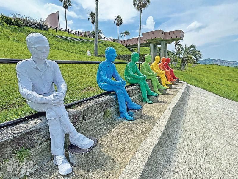 觀賞者——在Sun Messe日南的山坡上，有一排七彩真人比例雕像，這是由日本藝術家今井祝雄創作的作品《ヴォワイアン》（解作觀賞者），遙遙望着摩艾像與太平洋。（卓文慧攝）