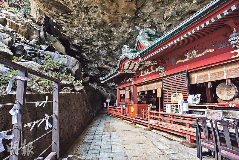 懸崖洞內本殿——位於懸崖洞內的鵜戶神宮本殿，是日本特色神宮之一。（卓文慧攝）