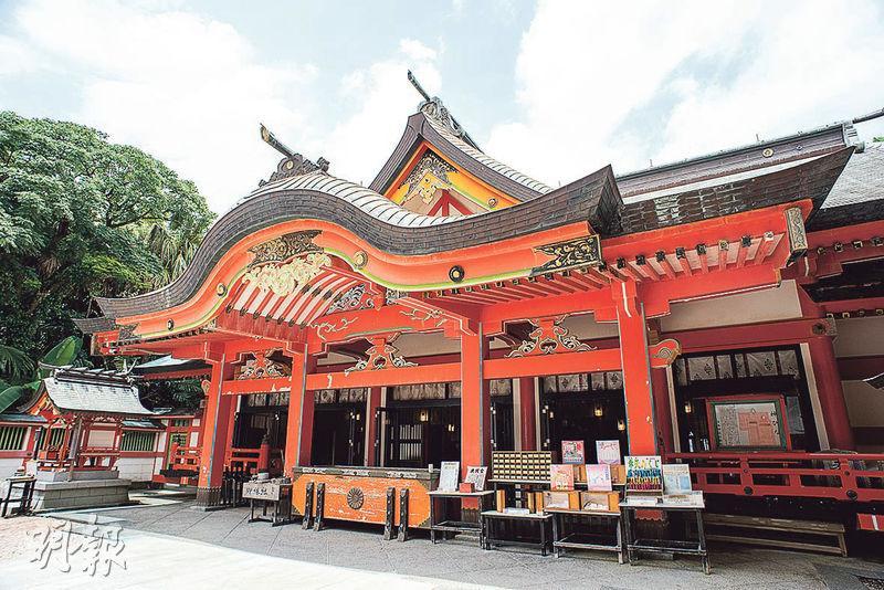 青島神社——青島神社本殿是一座宏偉的朱紅色建築，周邊有各種求籤占卜器具。（卓文慧攝）