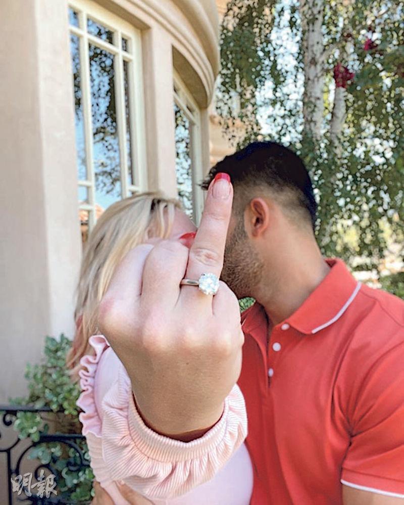 離婚之後，Britney Spears隨即交還訂婚鑽戒予Sam Asghari。