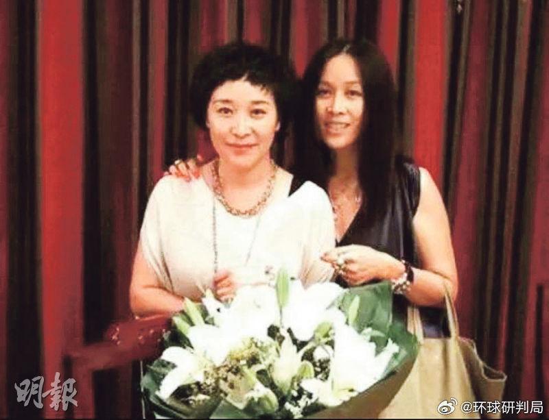 那英（右）胞姊那辛（左）被指逼《中國好聲音》學員簽不公平合約，她即發文澄清否認。（網上圖片）
