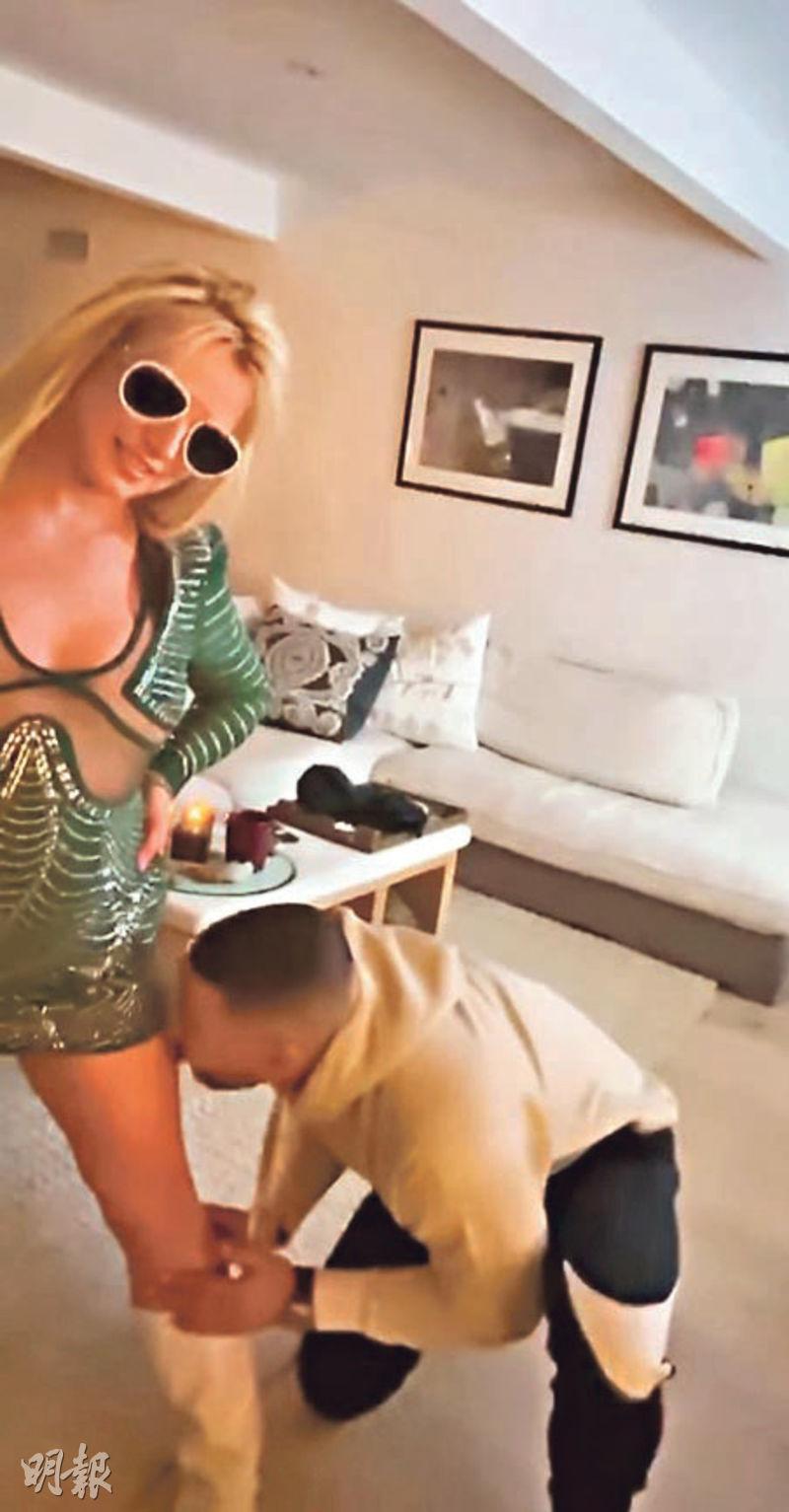 Britney Spears（左）舉行離婚派對，請來猛男跪地舔她大腿，狀甚荒淫。