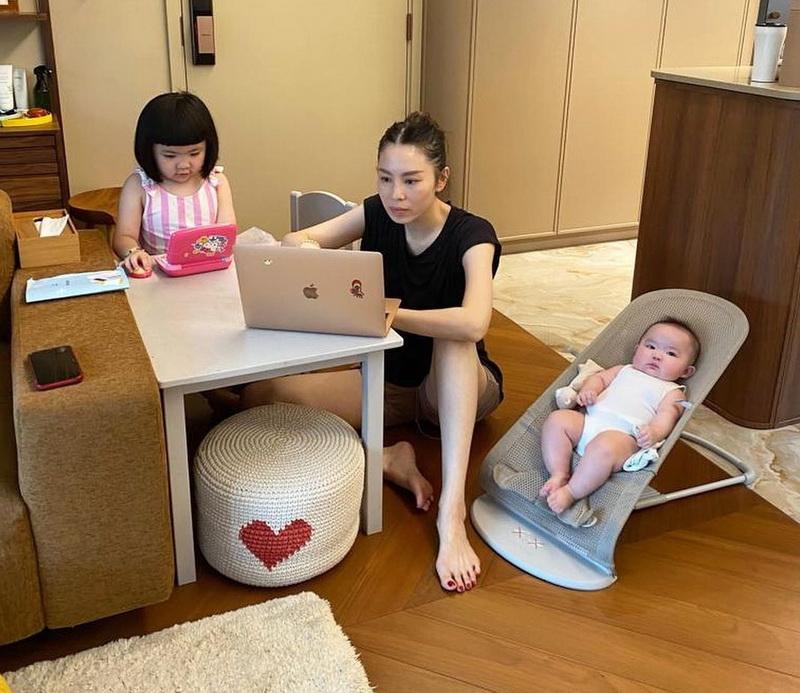 李璨琛太太梁志瑩不時在社交網分享兩個女兒的日常生活照。（李元元Ig圖片）