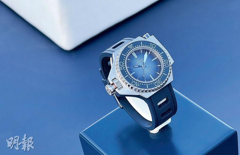 一體成形表殼——因為製作較複雜，Ploprof為Summer Blue系列中產量最小的一款腕表，其水晶玻璃固定於堅固的一體成形表殼，並用上品牌專利O-MEGASTEEL物料製造。（$112,500）（張曉冬攝）