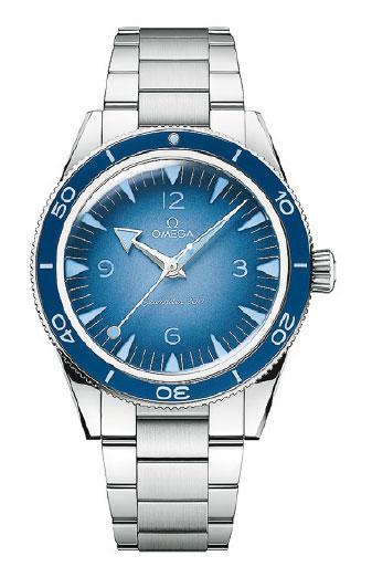 三文治表盤——Seamaster 300米腕表用上三文治表盤，數字刻度經淺藍色夜光塗層處理。$58,500（品牌提供）