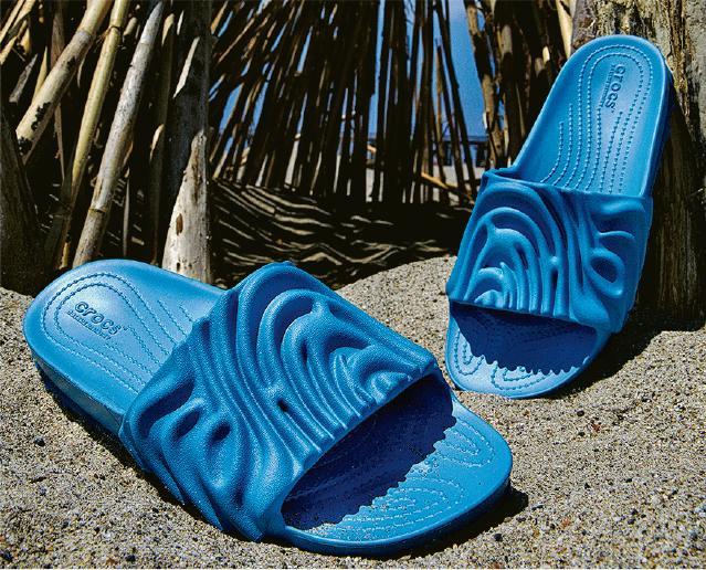 Salehe Bembury×Crocs Pollex Slide Tashmoo藍色（$798）（品牌提供）
