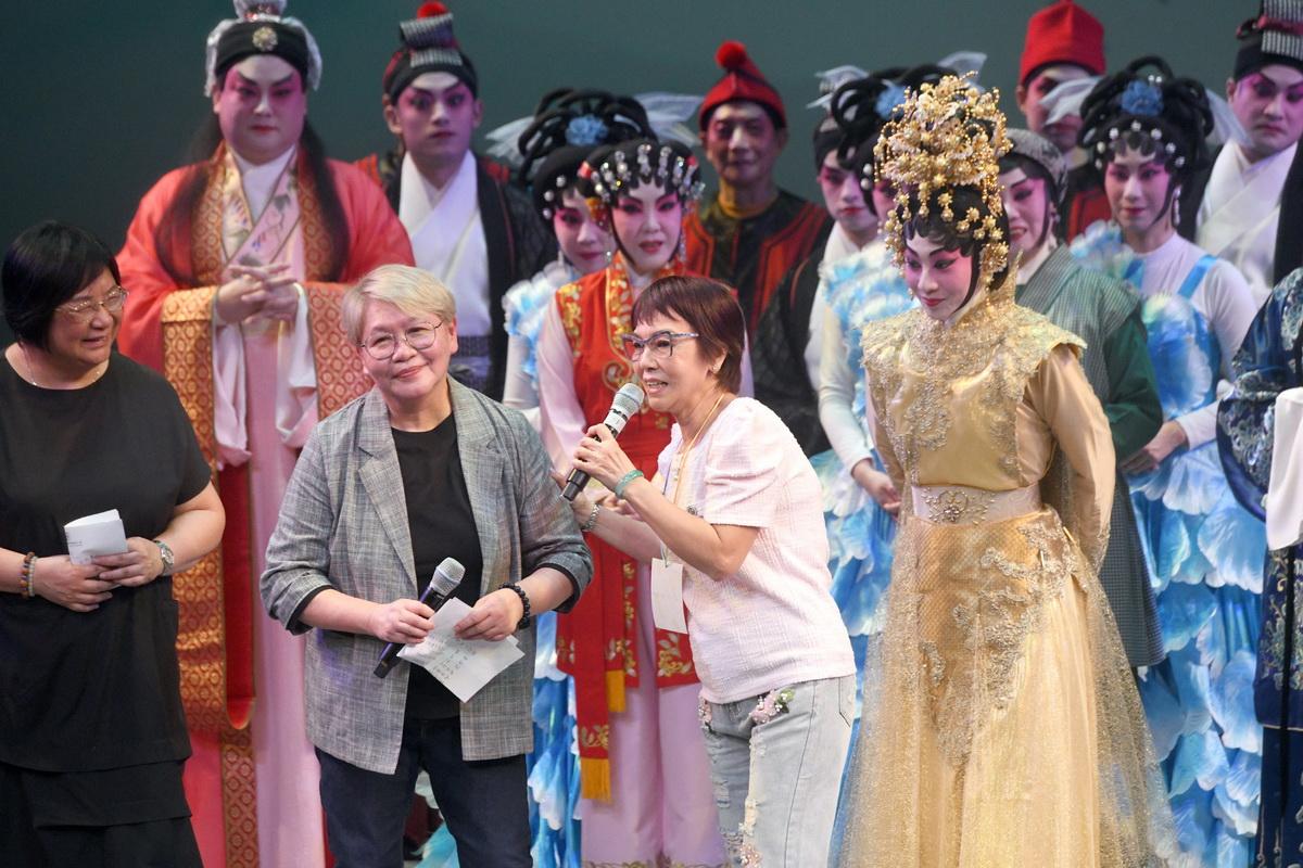 班主施姐、藝術總監吳美英對新《梁祝》首演滿意，被觀眾熱烈反應感動。（大會提供）