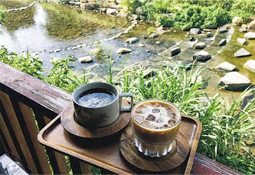 特色咖啡——在未央咖啡館邊喝特色生椰拿鐵冰咖啡（右），邊聽流水淙淙，放空一下。（蔡朗清攝）