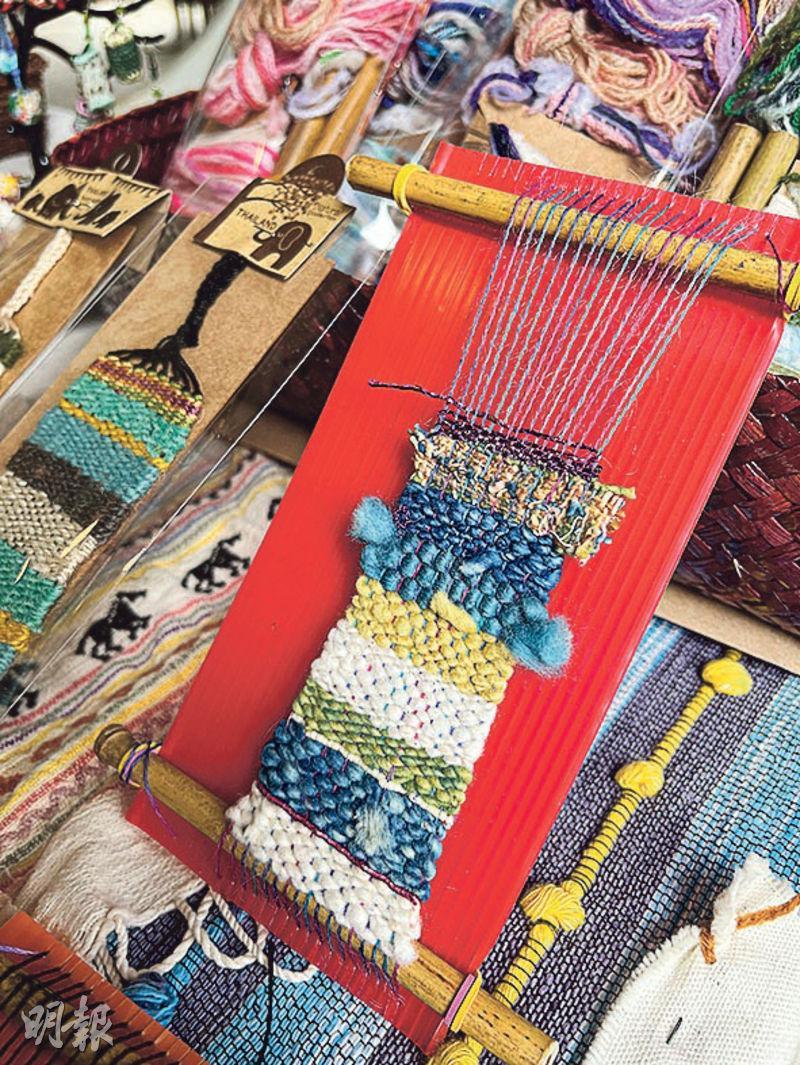 編織體驗課——民族毛線編織體驗課，可編出顏色奪目的小布藝。學費連材料每位700泰銖（約157港元）。（何穎攝）
